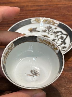 Paire de tasses et soucoupes en porcelaine de Chine à décor de faisan en grisaille et doré, Yongzheng — photo 5