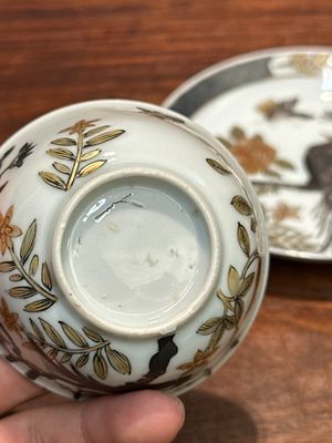 Paire de tasses et soucoupes en porcelaine de Chine à décor de faisan en grisaille et doré, Yongzheng — photo 6