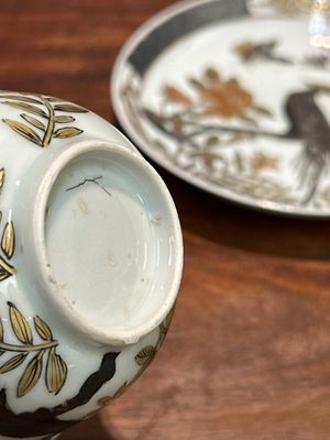 Paire de tasses et soucoupes en porcelaine de Chine à décor de faisan en grisaille et doré, Yongzheng — photo 9