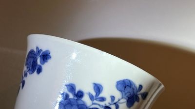 Paire de tasses et soucoupes en porcelaine de Chine en bleu et blanc, marque de Chenghua, Kangxi — photo 8