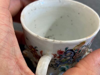 Paire de tasses et soucoupes en porcelaine de Chine famille rose à décor appliqué, Yongzheng — photo 7