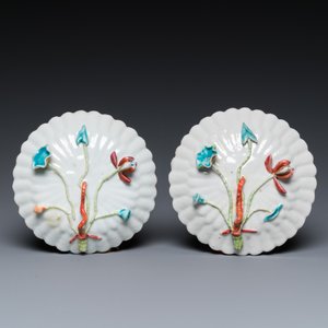 Paire de tasses et soucoupes en porcelaine de Chine famille rose à décor appliqué, Yongzheng — photo 3