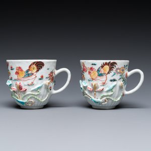 Paire de tasses et soucoupes en porcelaine de Chine famille rose à décor appliqué, Yongzheng — photo 4