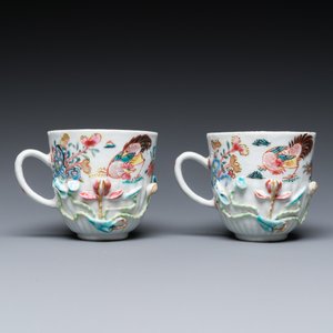 Paire de tasses et soucoupes en porcelaine de Chine famille rose à décor appliqué, Yongzheng — photo 6