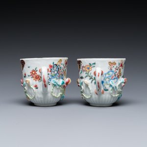 Paire de tasses et soucoupes en porcelaine de Chine famille rose à décor appliqué, Yongzheng — photo 7