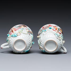 Paire de tasses et soucoupes en porcelaine de Chine famille rose à décor appliqué, Yongzheng — photo 9
