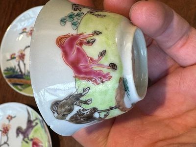 Paire de tasses et soucoupes en porcelaine de Chine famille rose à décor de chevaux, Yongzheng — photo 11