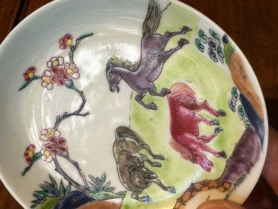 Paire de tasses et soucoupes en porcelaine de Chine famille rose à décor de chevaux, Yongzheng — photo 16