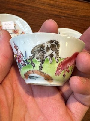 Paire de tasses et soucoupes en porcelaine de Chine famille rose à décor de chevaux, Yongzheng — photo 3