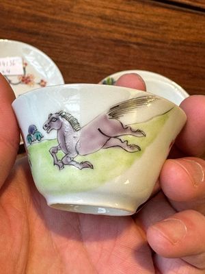 Paire de tasses et soucoupes en porcelaine de Chine famille rose à décor de chevaux, Yongzheng — photo 5