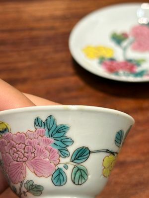 Paire de tasses et soucoupes en porcelaine de Chine famille rose à décor de pivoines, Yongzheng — photo 13
