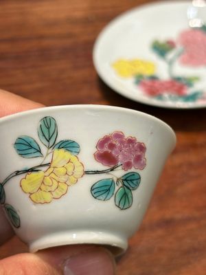 Paire de tasses et soucoupes en porcelaine de Chine famille rose à décor de pivoines, Yongzheng — photo 14