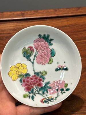 Paire de tasses et soucoupes en porcelaine de Chine famille rose à décor de pivoines, Yongzheng — photo 17