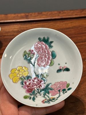 Paire de tasses et soucoupes en porcelaine de Chine famille rose à décor de pivoines, Yongzheng — photo 18