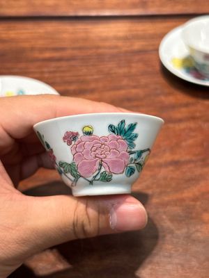 Paire de tasses et soucoupes en porcelaine de Chine famille rose à décor de pivoines, Yongzheng — photo 2