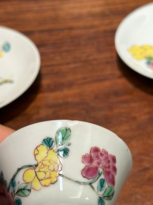 Paire de tasses et soucoupes en porcelaine de Chine famille rose à décor de pivoines, Yongzheng — photo 3