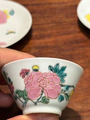Paire de tasses et soucoupes en porcelaine de Chine famille rose à décor de pivoines, Yongzheng — photo 4