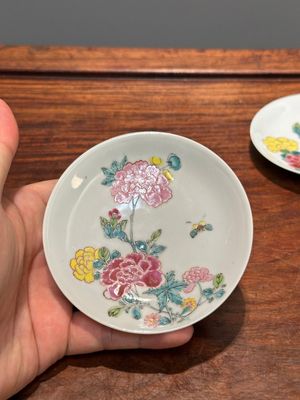 Paire de tasses et soucoupes en porcelaine de Chine famille rose à décor de pivoines, Yongzheng — photo 6