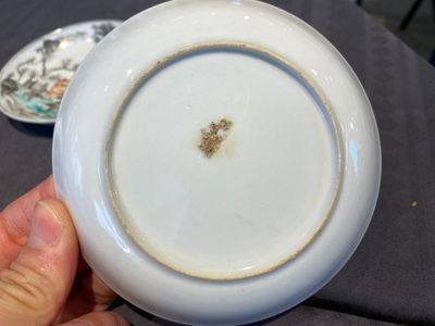 Paire de tasses et soucoupes en porcelaine de Chine famille rose à décor de tourterelles, Qianlong — photo 11
