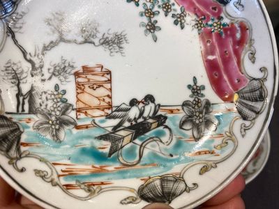 Paire de tasses et soucoupes en porcelaine de Chine famille rose à décor de tourterelles, Qianlong — photo 12