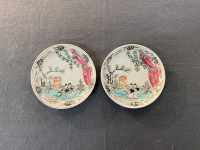 Paire de tasses et soucoupes en porcelaine de Chine famille rose à décor de tourterelles, Qianlong — photo 3