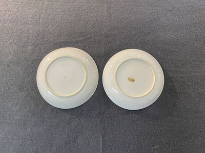 Paire de tasses et soucoupes en porcelaine de Chine famille rose à décor de tourterelles, Qianlong — photo 4