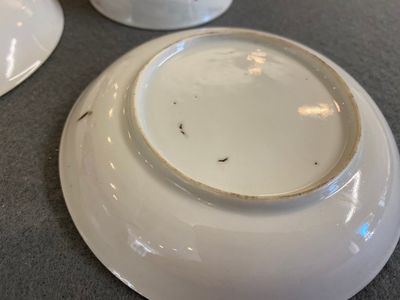 Paire de tasses et soucoupes en porcelaine de Chine famille rose à sujet européen, Qianlong — photo 4