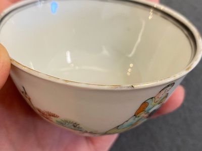 Paire de tasses et soucoupes en porcelaine de Chine famille rose à sujet européen, Qianlong — photo 6