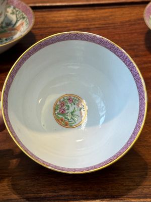 Paire de tasses et soucoupes en porcelaine de Chine famille rose de Canton, 19ème — photo 23