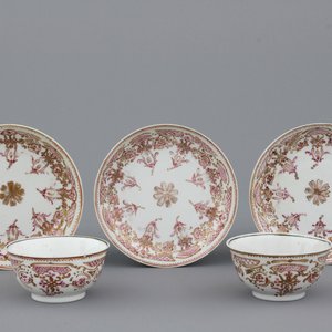 Paire de tasses et sous-tasses en porcelaine de Chine pour l'export, famille rose, 18e — photo 1