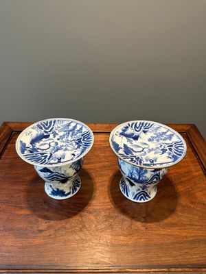 Paire de tazzas d'offrande en porcelaine de Chine en bleu et blanc à décor de '漁樵耕讀圖', marque Zhu Jiang Ruo Ji 珠江若記, 19ème — photo 1