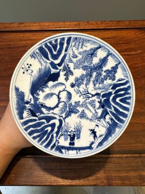 Paire de tazzas d'offrande en porcelaine de Chine en bleu et blanc à décor de '漁樵耕讀圖', marque Zhu Jiang Ruo Ji 珠江若記, 19ème — photo 2