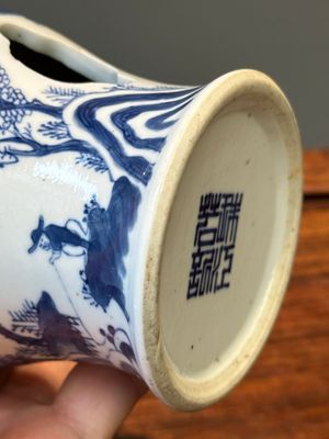 Paire de tazzas d'offrande en porcelaine de Chine en bleu et blanc à décor de '漁樵耕讀圖', marque Zhu Jiang Ruo Ji 珠江若記, 19ème — photo 23