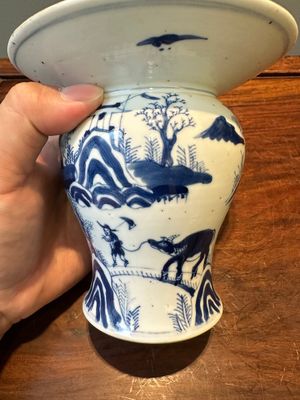 Paire de tazzas d'offrande en porcelaine de Chine en bleu et blanc à décor de '漁樵耕讀圖', marque Zhu Jiang Ruo Ji 珠江若記, 19ème — photo 7
