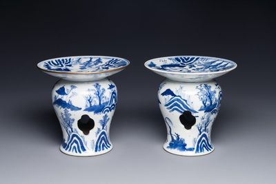 Paire de tazzas d'offrande en porcelaine de Chine en bleu et blanc à décor de '漁樵耕讀圖', marque Zhu Jiang Ruo Ji 珠江若記, 19ème