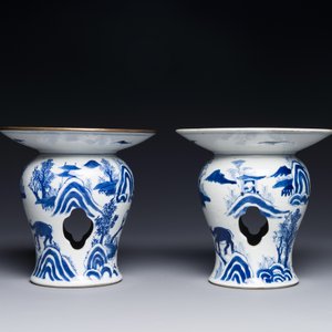 Paire de tazzas d'offrande en porcelaine de Chine en bleu et blanc à décor de '漁樵耕讀圖', marque Zhu Jiang Ruo Ji 珠江若記, 19ème — photo 3