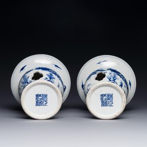 Paire de tazzas d'offrande en porcelaine de Chine en bleu et blanc à décor de '漁樵耕讀圖', marque Zhu Jiang Ruo Ji 珠江若記, 19ème — photo 5