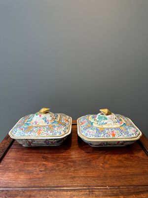 Paire de terrines couvertes en porcelaine de Chine famille rose monogrammées 'CSM', Jiaqing — photo 1