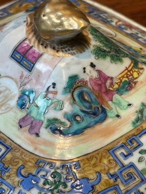 Paire de terrines couvertes en porcelaine de Chine famille rose monogrammées 'CSM', Jiaqing — photo 26