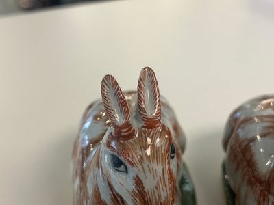 Paire de terrines en forme de lièvres en faïence polychrome de Delft, 18ème — photo 1