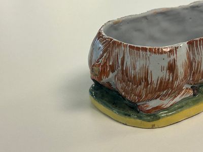 Paire de terrines en forme de lièvres en faïence polychrome de Delft, 18ème — photo 9