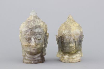 Paire de têtes de Bouddha sculptées en quartz, 20e