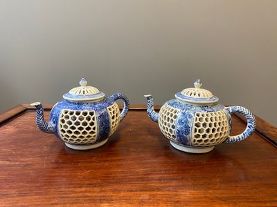 Paire de théières ajourées et aux double parois en porcelaine de Chine en bleu et blanc, époque Transition — photo 1