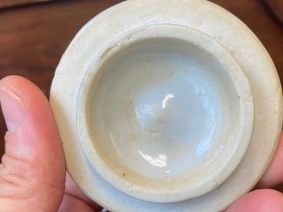 Paire de théières ajourées et aux double parois en porcelaine de Chine en bleu et blanc, époque Transition — photo 11
