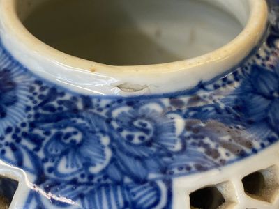 Paire de théières ajourées et aux double parois en porcelaine de Chine en bleu et blanc, époque Transition — photo 20