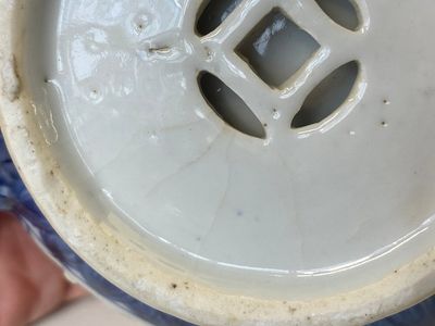 Paire de théières ajourées et aux double parois en porcelaine de Chine en bleu et blanc, époque Transition — photo 21