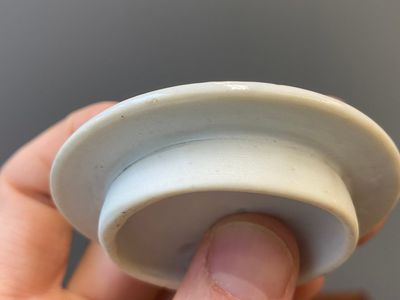 Paire de théières ajourées et aux double parois en porcelaine de Chine en bleu et blanc, époque Transition — photo 4