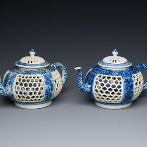 Paire de théières ajourées et aux double parois en porcelaine de Chine en bleu et blanc, époque Transition — photo 1