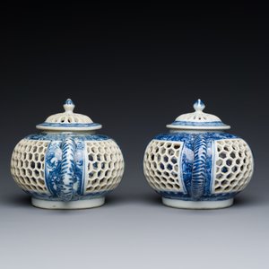 Paire de théières ajourées et aux double parois en porcelaine de Chine en bleu et blanc, époque Transition — photo 3