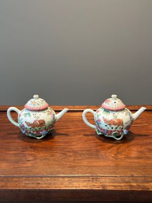 Paire de théières en porcelaine de Chine famille rose à décor de garçons et buffles, Yongzheng — photo 1
